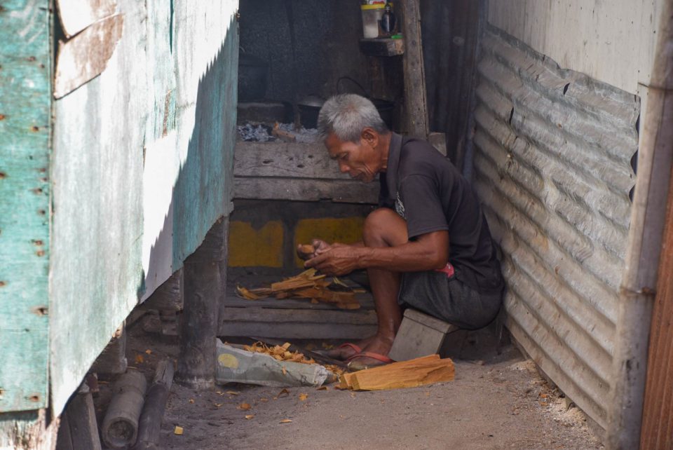 Man crafting wood in Pasil